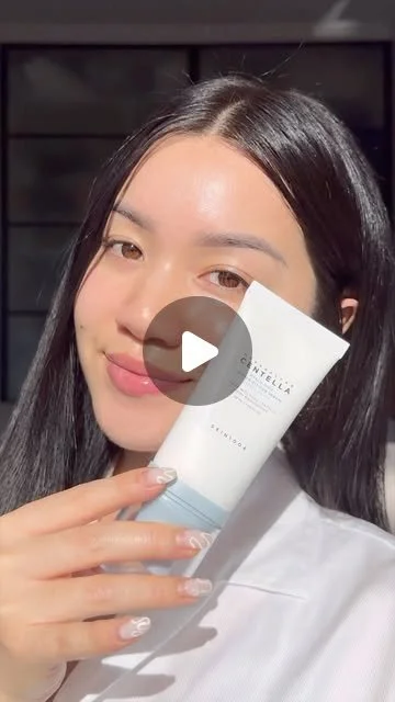 제품을 들고 사용감을 설명하는 외부 리뷰 참고 썸네일