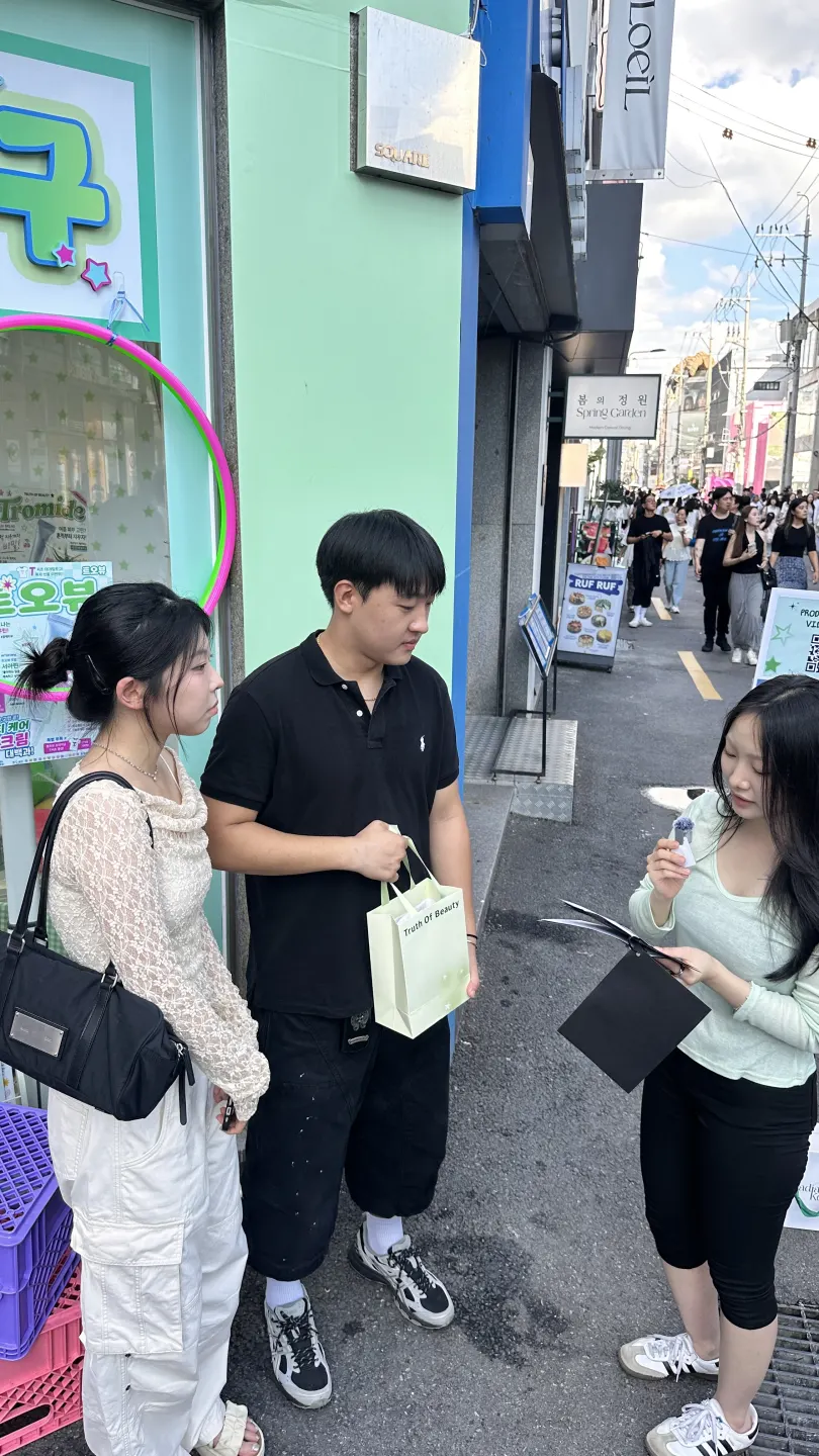 쇼핑백을 든 두 참여자와 인터뷰를 진행하는 현장