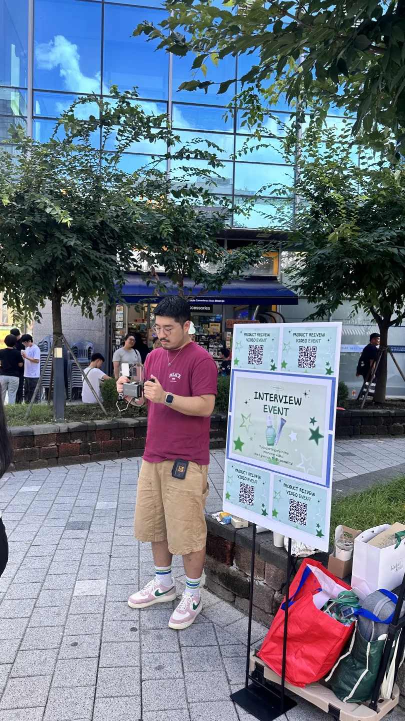 인터뷰 이벤트 안내판 옆에서 촬영을 준비하는 제작진